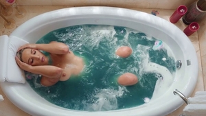 Trimmed pussy fuck in the bath