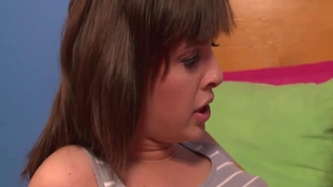 Teen chick Jaslene Jade dick sucking in the bed