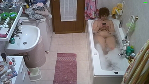 Masturbating in the bath amongst big butt pawg