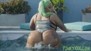 Bubble butt BBW finds pleasure in dick sucking HD