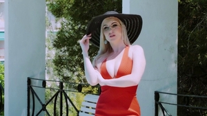 Inked brunette Stacy Bloom likes threesome in bikini in HD