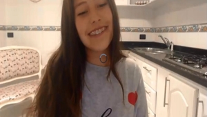 Beautiful babe posing on live cam