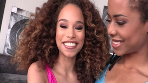 Babe Kira Noir kissing