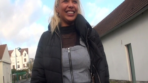 Hottest ebony babe agrees to loud sex