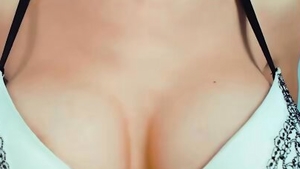 Bimbo blonde haired homemade masturbating live on webcam