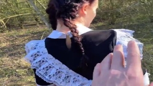 'Юную школьницу в кустах выебал учитель и случайно кончил в киску'