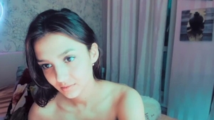 Beautiful teen chick fingering live on webcam solo