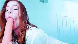 Young female homemade playing with sex toys live on cam