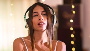 Solo skinny Baby Nicols brunette gaping