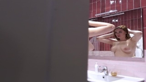 'Dépucelée Par Sa Belle-mère Sous La Douche'