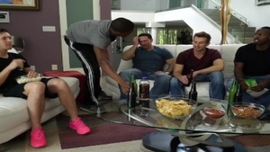 'Клиенты трахнули доставщицу пицы Riley Reid'