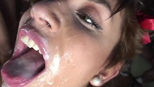 Puta Locura: Sweet spanish teen cumshot in HD